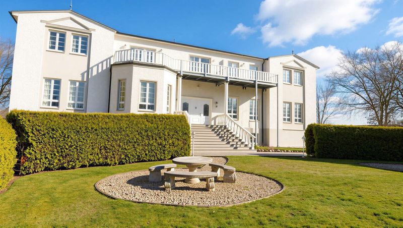 Zwei möblierte Wohnungen in historischem Gutshaus nahe der Ostsee